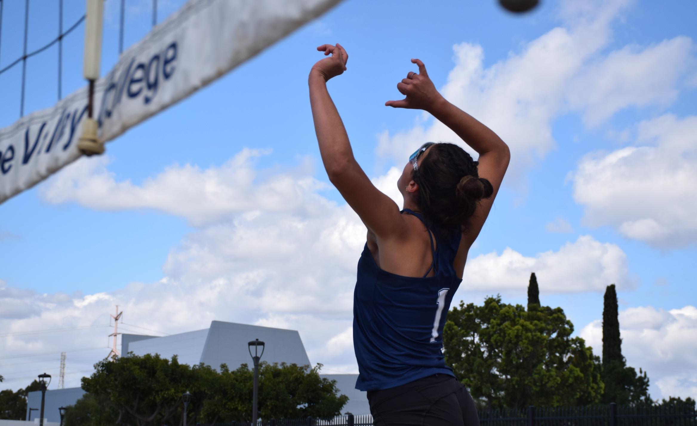 Women's beach volleyball team moves to 4-0 in OEC play
