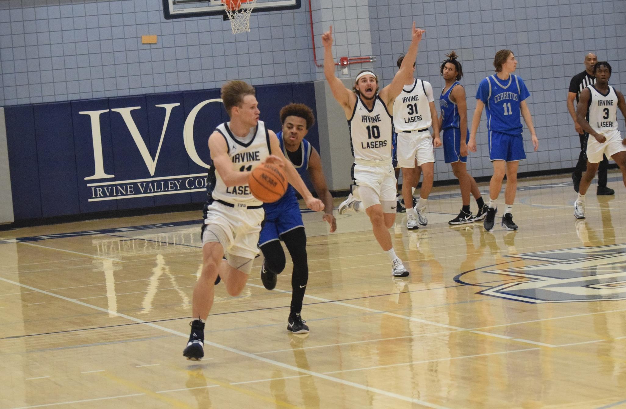 Swizek hits game winner as men's basketball team downs Dons