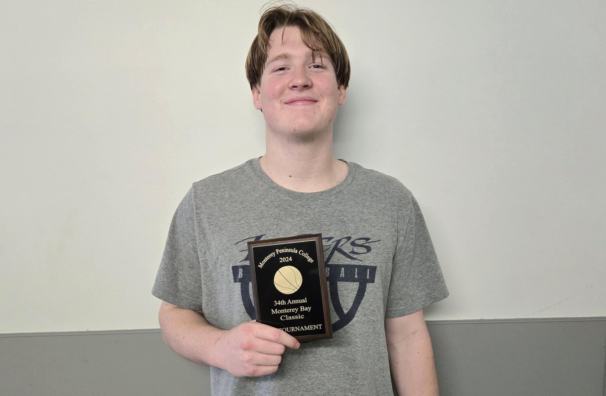 Men's basketball team wins consolation title at Monterey