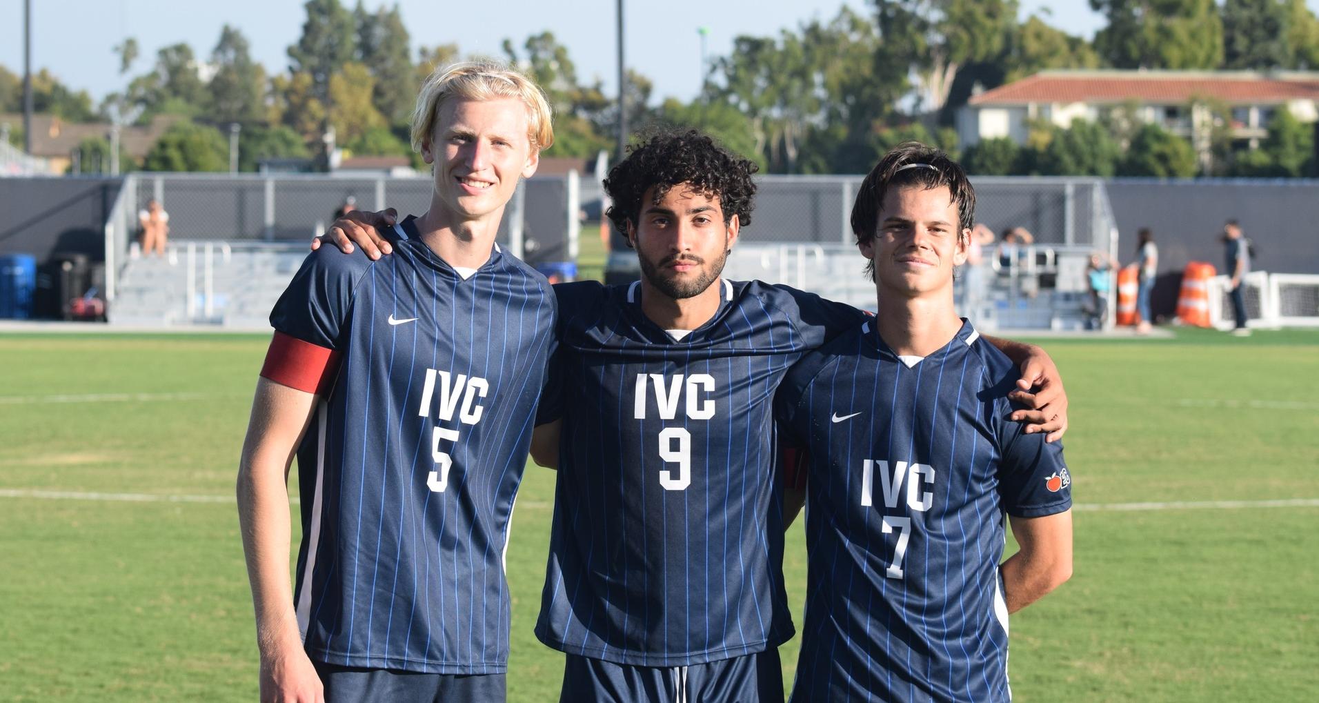 Men's soccer team stays unbeaten in OEC play with 4-1 victory
