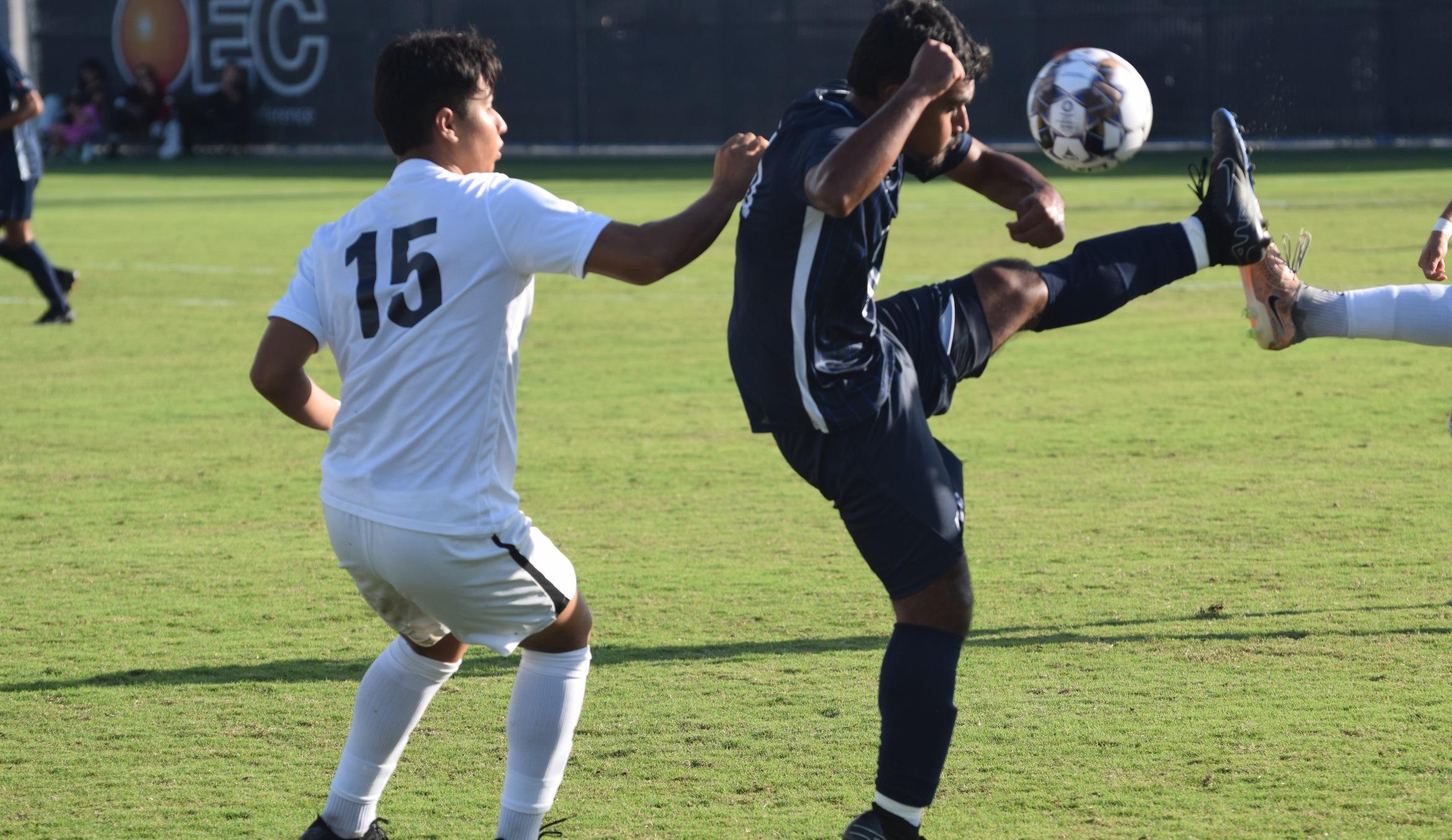 Men's soccer team fights, but falls short against No. 1 Fullerton