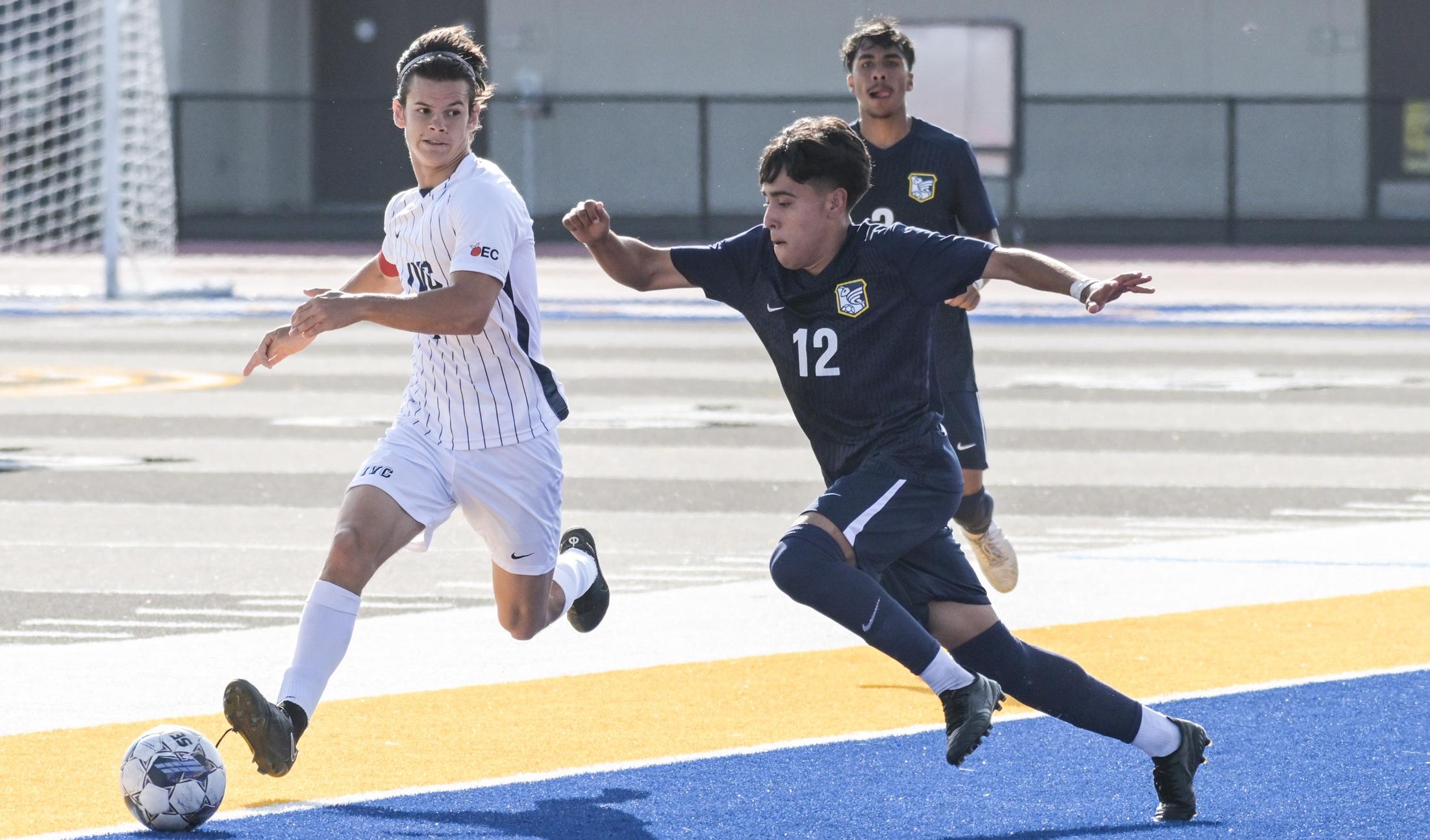 Men's soccer team storms back to earn draw at Fullerton