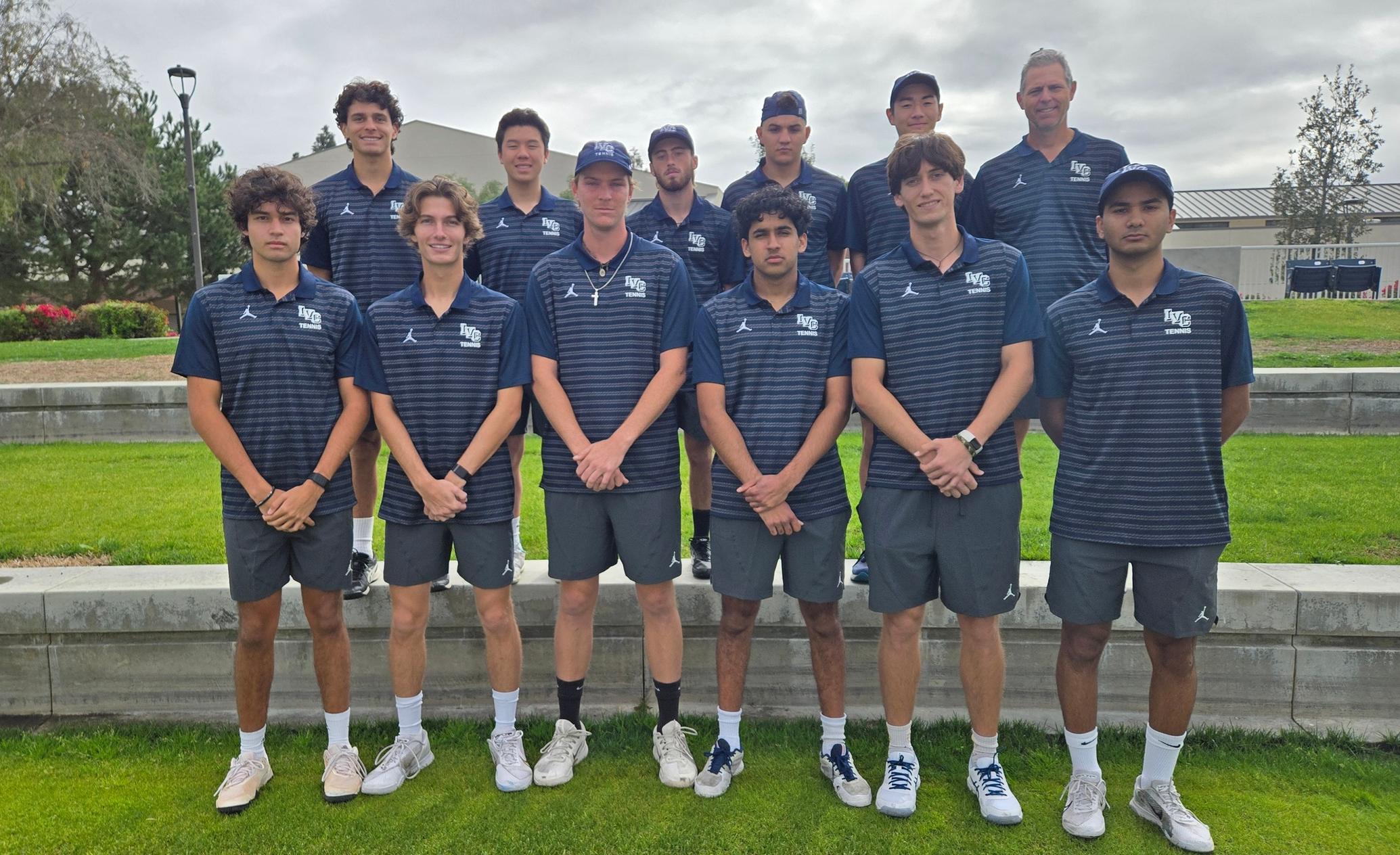 Men's tennis team splits matches in first week of season