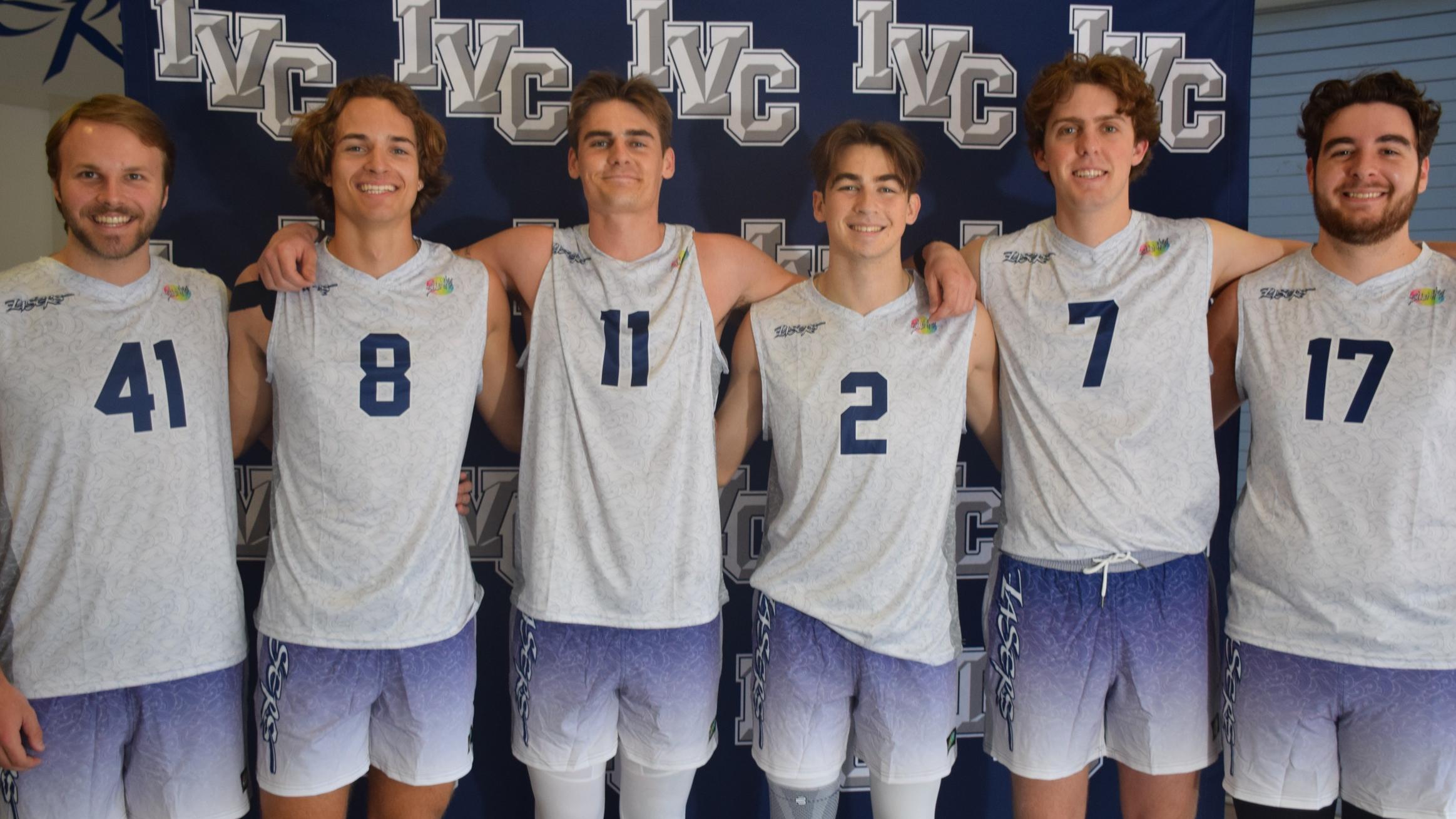 No. 4 men's volleyball team bounces back with sweep of Hawks