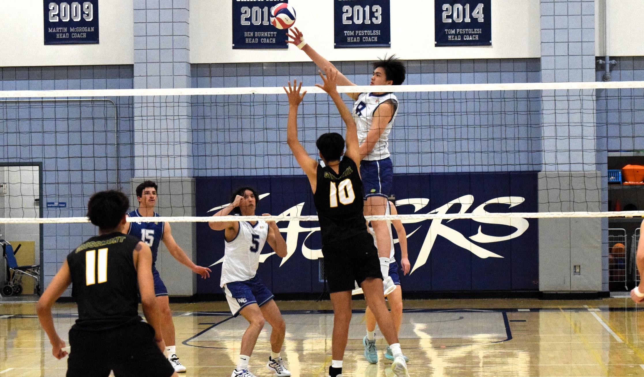 Men's volleyball team gets back on track with win at Hawks