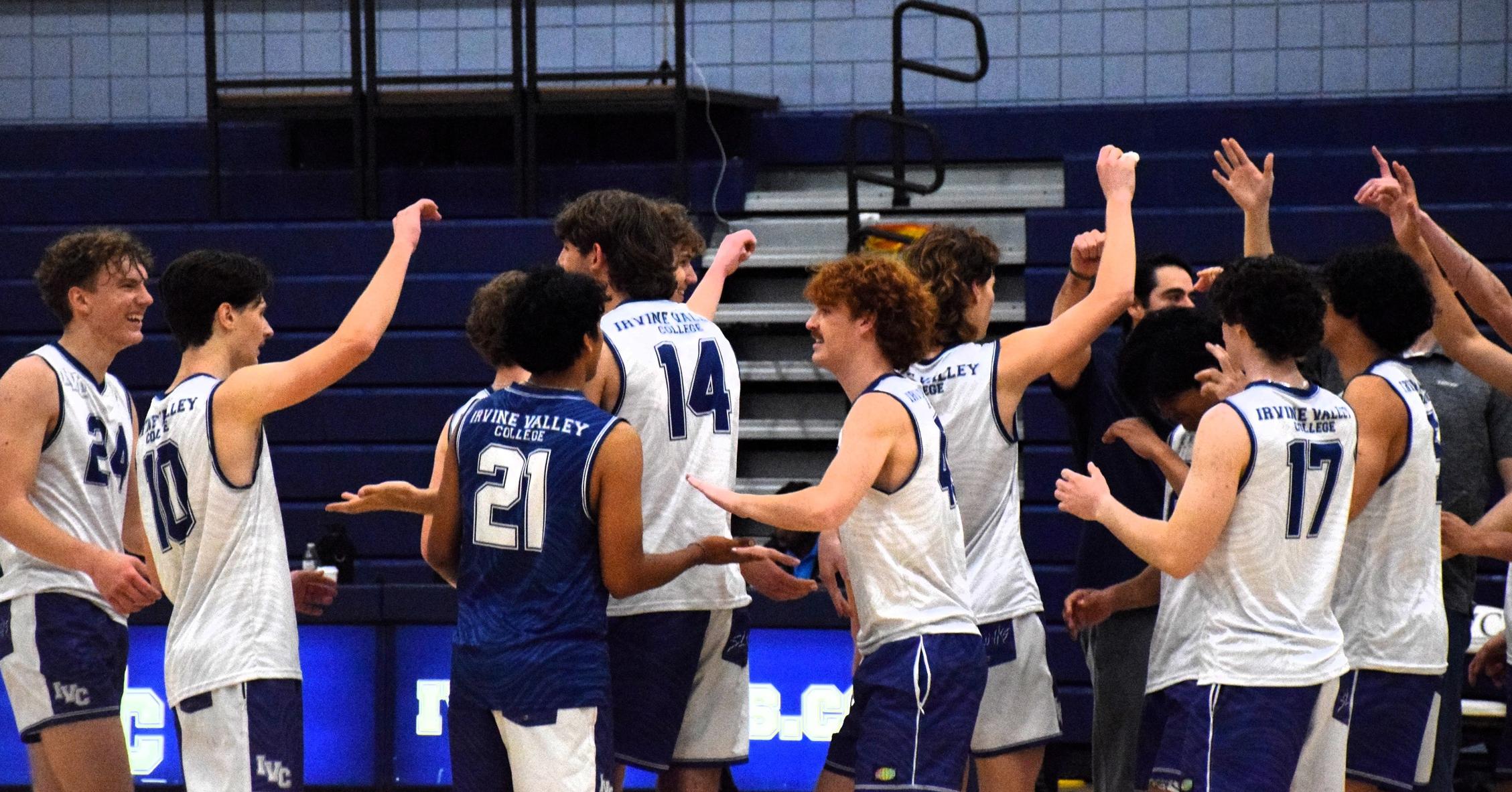 Men's volleyball team upsets No. 2 San Diego Mesa on the road