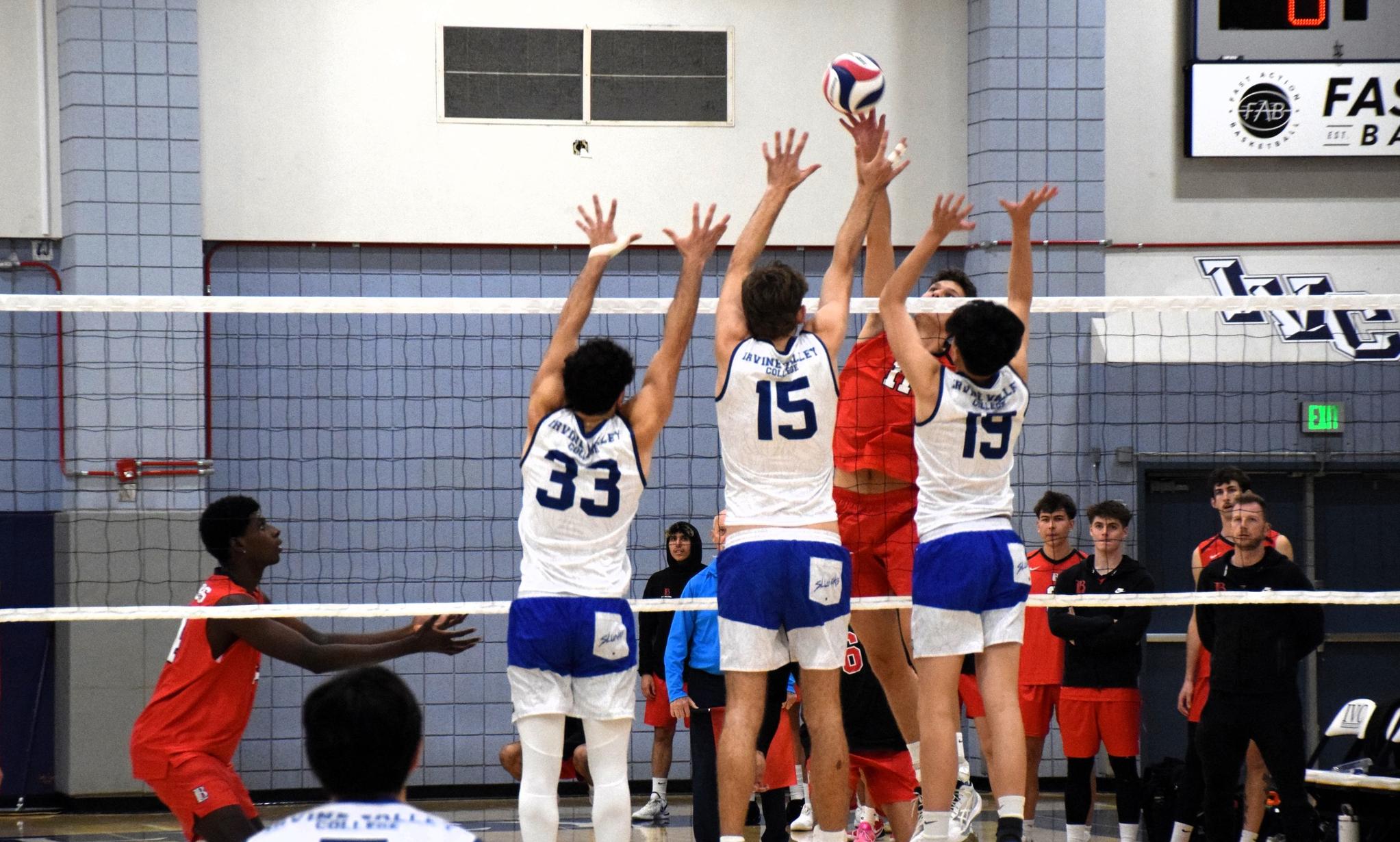 Men's volleyball sweeps Fullerton to move to 2-3 on the year
