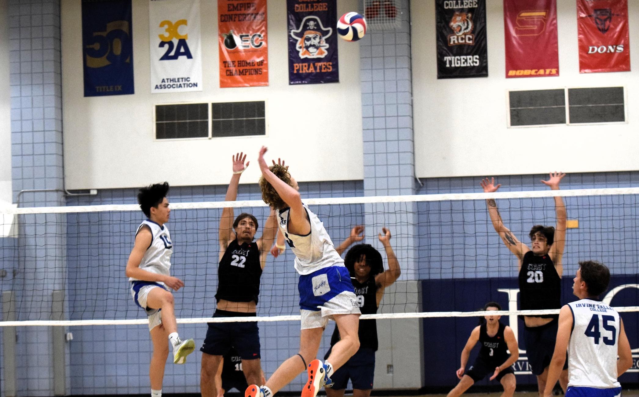 Men's volleyball team drops third straight, loses in four at SCC