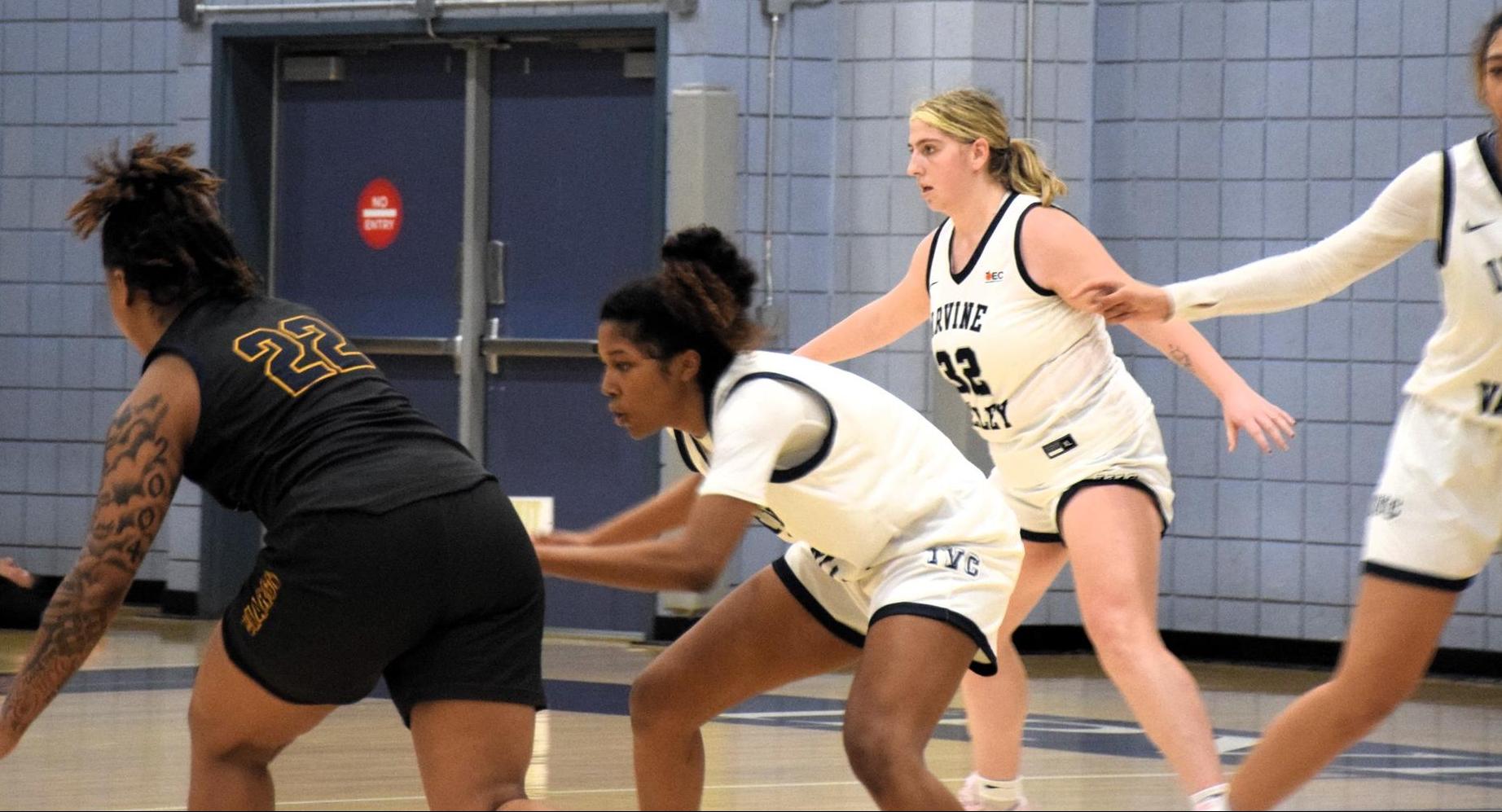 Women's basketball defense shines in OEC win at Riverside