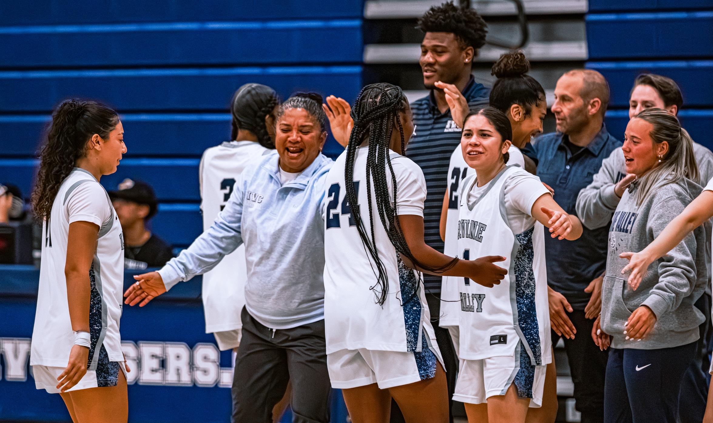 Women's basketball team earns part of OEC title with win at SAC