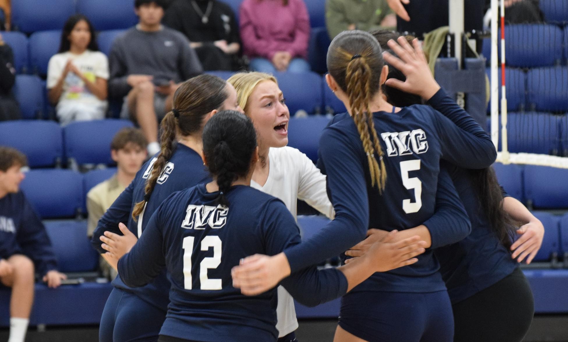 Women's volleyball team earns third straight with win over RCC
