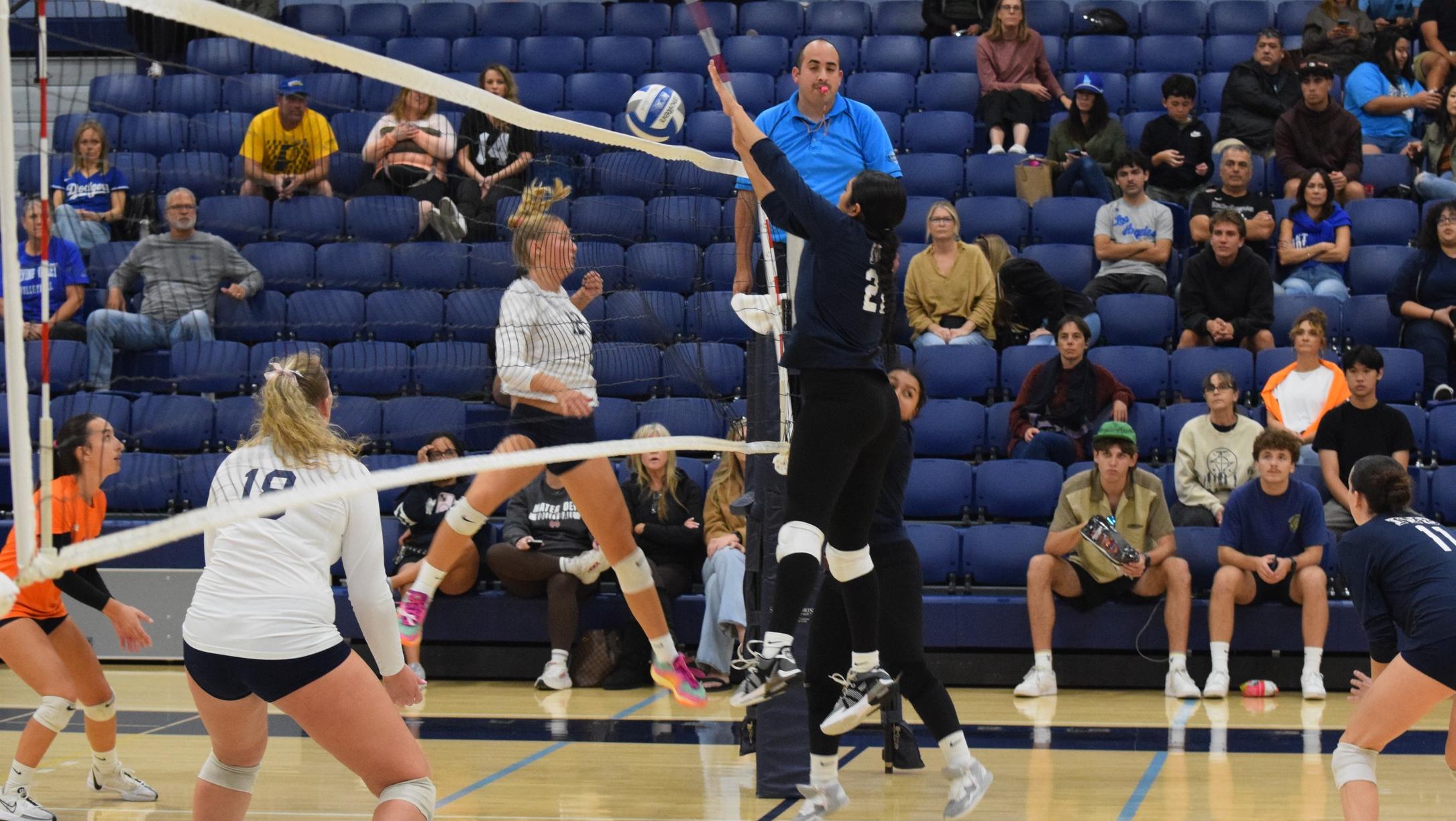 Women's volleyball team battles Saddleback in OEC contest